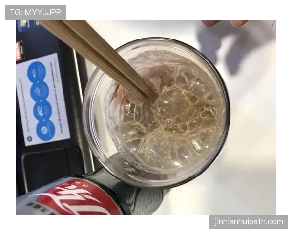 王昶家冰箱里塞满蛋白粉,连饮料都是无糖的 王昶家冰箱里塞满蛋白粉,连饮料都是无糖的